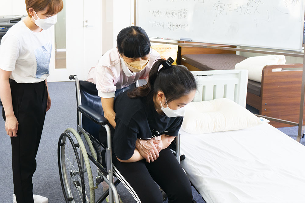 確実に技術を習得するために繰り返し反復練習をします